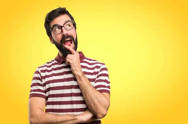 Homme Avec Des Lunettes Faisant Geste Surprise Sur Fond Coloré — Photo