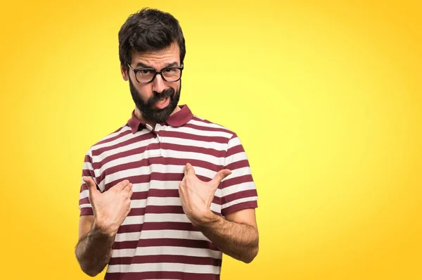 Homme Avec Des Lunettes Faisant Geste Surprise Sur Fond Coloré — Photo