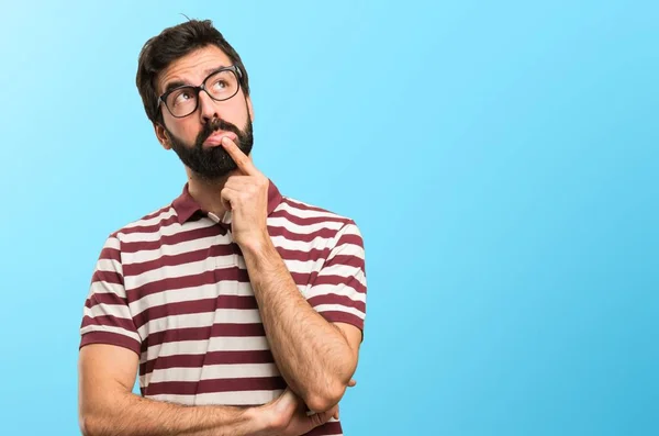 Mannen Med Glasögon Tänker Färgstarka Bakgrund — Stockfoto