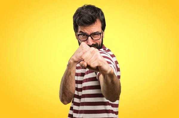 Homme Avec Des Lunettes Battant Sur Fond Coloré — Photo