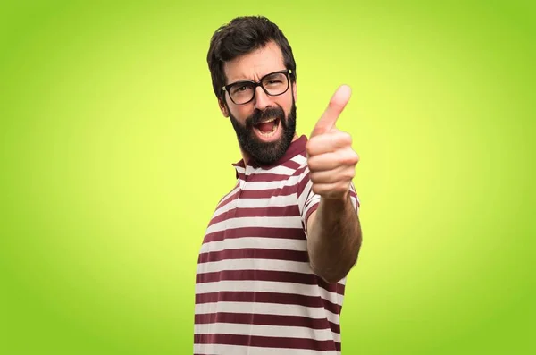 Hombre Con Gafas Con Pulgar Hacia Arriba Sobre Fondo Colorido —  Fotos de Stock