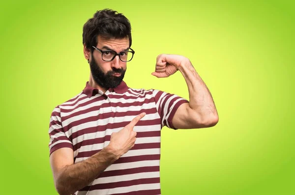Άντρας Γυαλιά Κάνει Ισχυρή Χειρονομία Πολύχρωμο Φόντο — Φωτογραφία Αρχείου