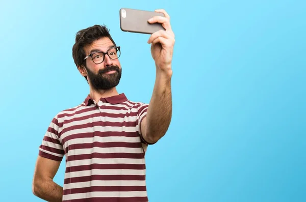 Mannen Med Glasögon Att Göra Selfie Färgstarka Bakgrund — Stockfoto