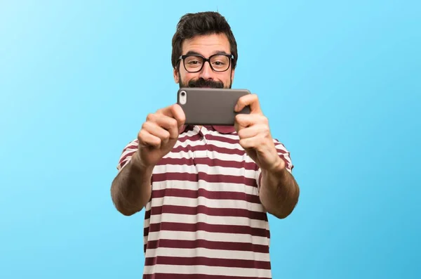 Mann Mit Brille Macht Selfie Auf Buntem Hintergrund — Stockfoto