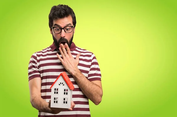 Hombre Sorprendido Con Gafas Sosteniendo Una Casita Sobre Fondo Colorido — Foto de Stock