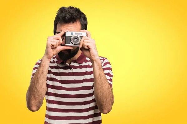 Homem Com Óculos Segurando Uma Câmera Fundo Colorido — Fotografia de Stock