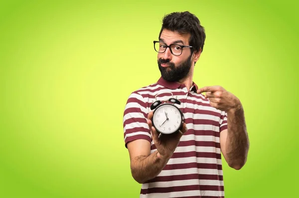 Homem Com Óculos Segurando Relógio Vintage Fundo Colorido — Fotografia de Stock