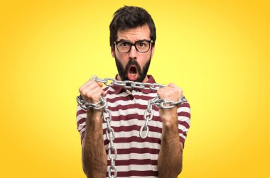 Renkli arka plan üzerinde zincirlerle gözlüklü adam