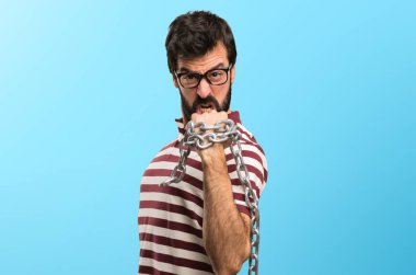 Renkli arka plan üzerinde zincirlerle gözlüklü adam