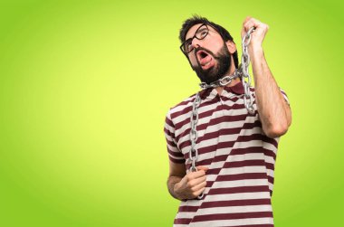 Renkli arka plan üzerinde zincirlerle gözlüklü adam