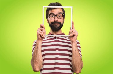 Renkli arka plan üzerinde framework ile gözlüklü adam