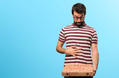 Pizza renkli arka plan üzerinde tutarak gözlüklü adam