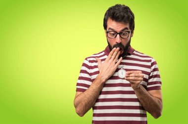 Vintage Chronometre renkli arka plan üzerinde tutarak gözlüklü adam