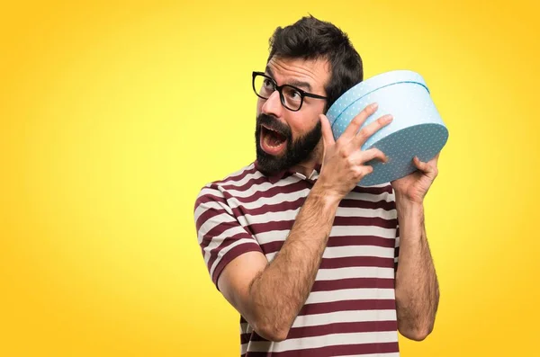 Homem Com Óculos Segurando Presente Fundo Colorido — Fotografia de Stock