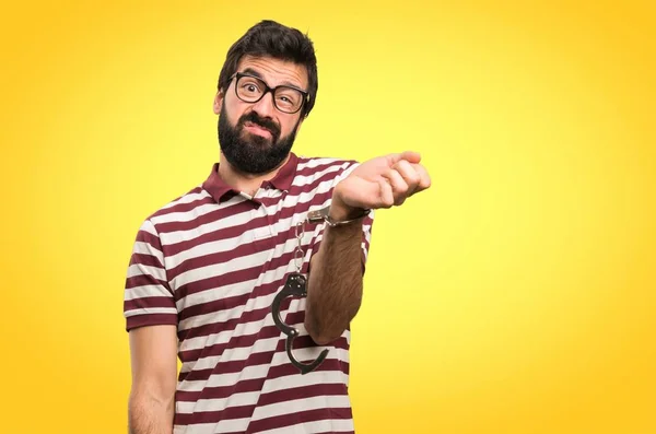 Homme Avec Des Lunettes Avec Menottes Sur Fond Coloré — Photo