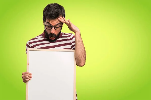 Homem Surpreso Com Óculos Segurando Cartaz Vazio Fundo Colorido — Fotografia de Stock