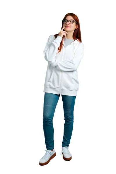 Jonge Roodharige Meisje Een Stedelijke Witte Sweatshirt Met Glazen Staande — Stockfoto