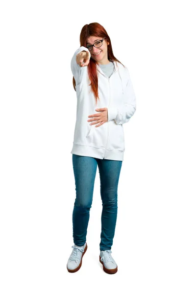 Jonge Roodharige Meisje Een Stedelijke Witte Sweatshirt Met Glazen Aan — Stockfoto