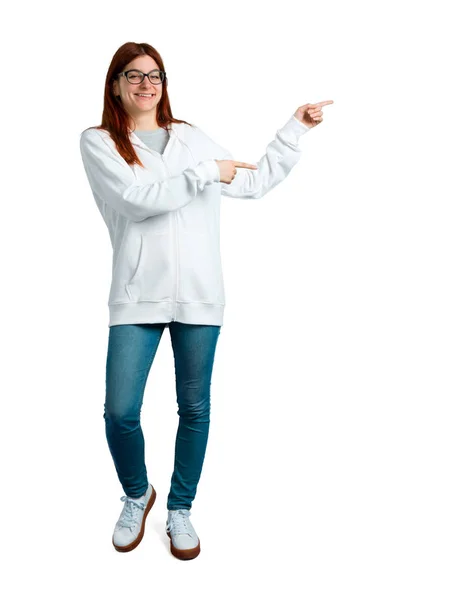 Junges Rothaariges Mädchen Einem Urbanen Weißen Sweatshirt Mit Brille Die — Stockfoto