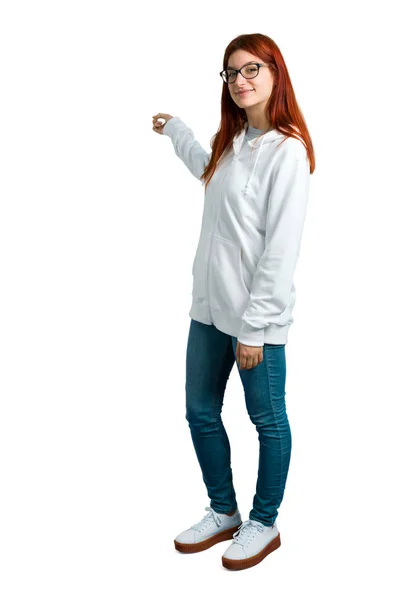 Jeune Fille Rousse Dans Sweat Shirt Blanc Urbain Avec Des — Photo