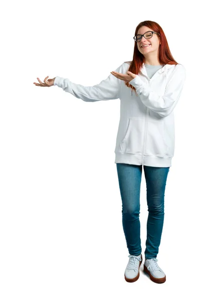 Jonge Roodharige Meisje Een Stedelijke Witte Sweatshirt Met Glazen Presenteren — Stockfoto