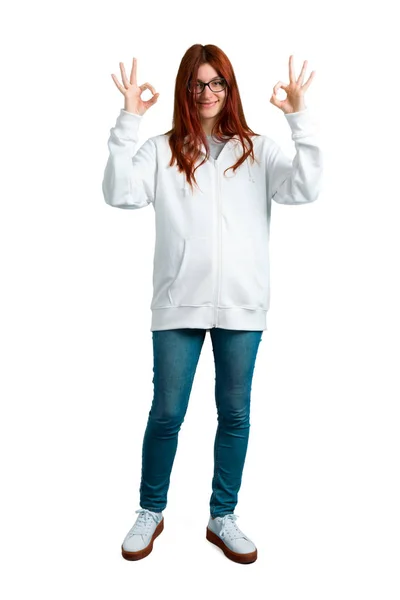 Jonge Roodharige Meisje Een Stedelijke Witte Sweatshirt Met Glazen Tonen — Stockfoto