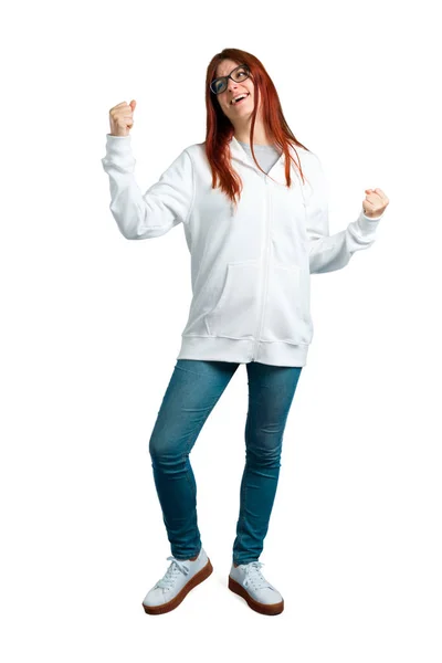 Jonge Roodharige Meisje Een Stedelijke Witte Sweatshirt Met Glazen Vieren — Stockfoto