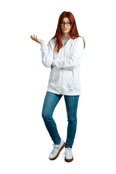 Jonge Roodharige Meisje Een Stedelijke Witte Sweatshirt Met Glazen Ongelukkig — Stockfoto