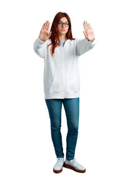 Jonge Roodharige Meisje Een Stedelijke Witte Sweatshirt Met Brillen Maken — Stockfoto