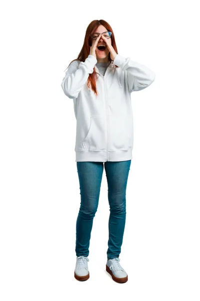 Jonge Roodharige Meisje Een Stedelijke Witte Sweatshirt Met Glazen Schreeuwen — Stockfoto