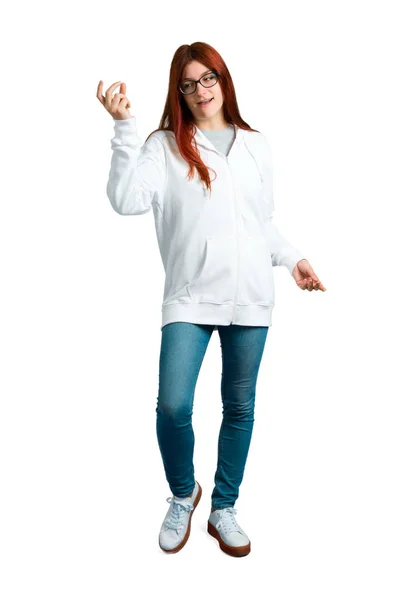 Chica Pelirroja Joven Una Sudadera Urbana Blanca Con Gafas Disfrutar — Foto de Stock