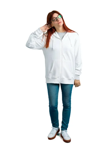 Jonge Roodharige Meisje Een Stedelijke Witte Sweatshirt Met Bril Iets — Stockfoto