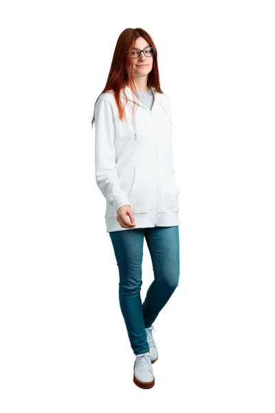 Jonge Roodharige Meisje Een Stedelijke Witte Sweatshirt Met Glazen Wandelen — Stockfoto
