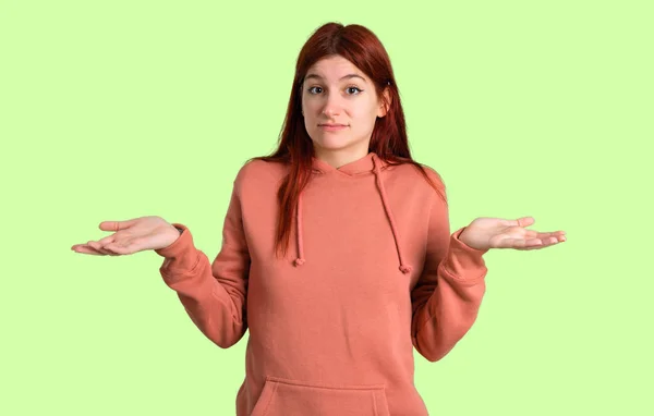 Jonge Roodharige Meisje Met Roze Sweater Twijfels Confuse Gezicht Expressie — Stockfoto