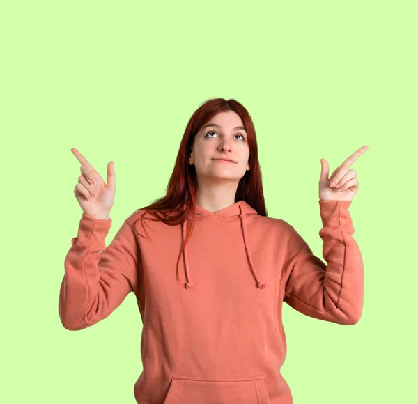 Junges Rothaariges Mädchen Mit Rosa Sweatshirt Das Mit Dem Zeigefinger — Stockfoto