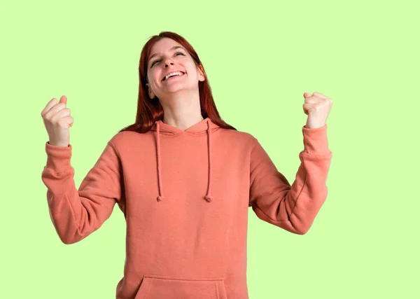Jovem Ruiva Com Camisola Rosa Celebrando Uma Vitória Posição Vencedor — Fotografia de Stock