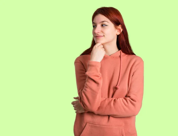 Chica Pelirroja Joven Con Sudadera Rosa Pie Mirando Lado Con — Foto de Stock