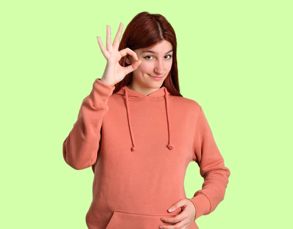 Junges Rothaariges Mädchen Mit Rosa Sweatshirt Das Ein Zeichen Mit — Stockfoto