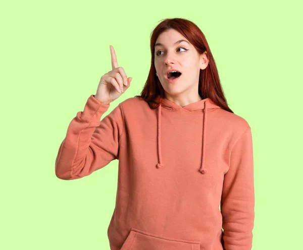 Junges Rothaariges Mädchen Mit Rosa Sweatshirt Das Die Lösung Erkennt — Stockfoto