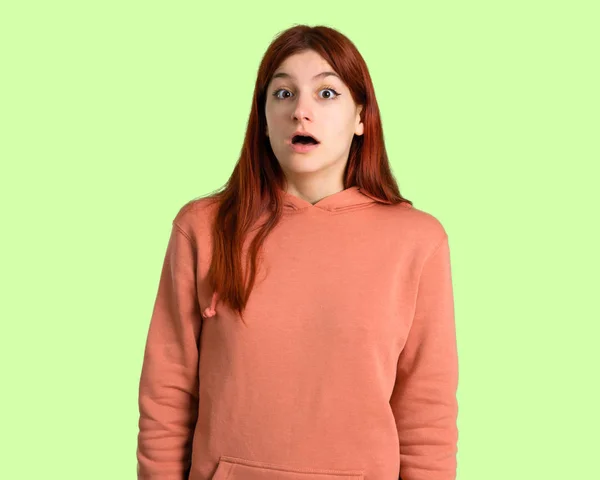 Jonge Roodharige Meisje Met Roze Sweater Verrast Geschokt Gelaatsuitdrukking Gapend — Stockfoto