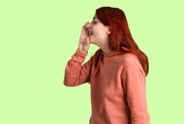 Giovane Rossa Ragazza Con Felpa Rosa Gridando Con Bocca Spalancata — Foto Stock