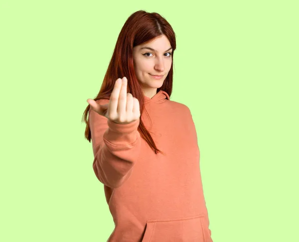 Young Redhead Girl Pink Sweatshirt Presenting Inviting Come Hand Happy — Stock Photo, Image