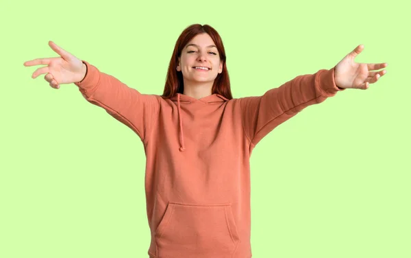 Junge Rothaarige Mädchen Mit Rosa Sweatshirt Präsentiert Und Einlädt Mit — Stockfoto