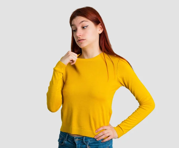 Giovane Ragazza Rossa Con Maglione Giallo Con Espressione Stanca Malata — Foto Stock