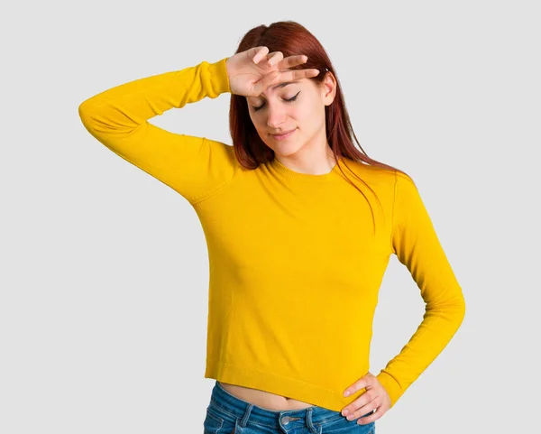 Chica Pelirroja Joven Con Suéter Amarillo Con Expresión Cansada Enferma —  Fotos de Stock