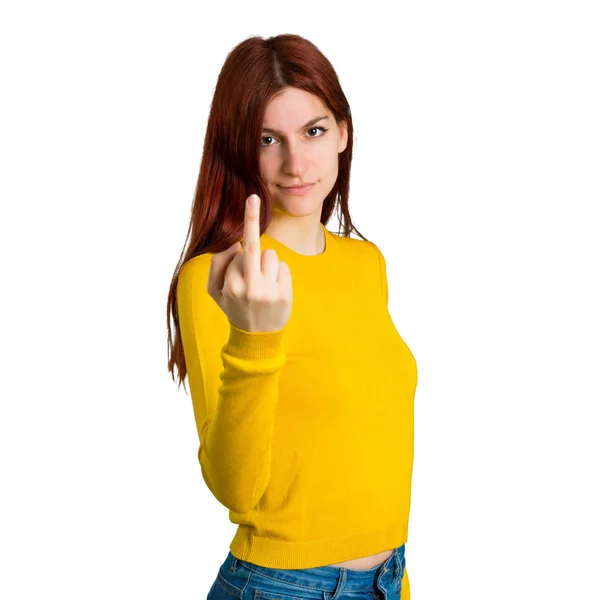 年轻的红发女孩与黄色毛衣做喇叭手势 否定表达式 — 图库照片