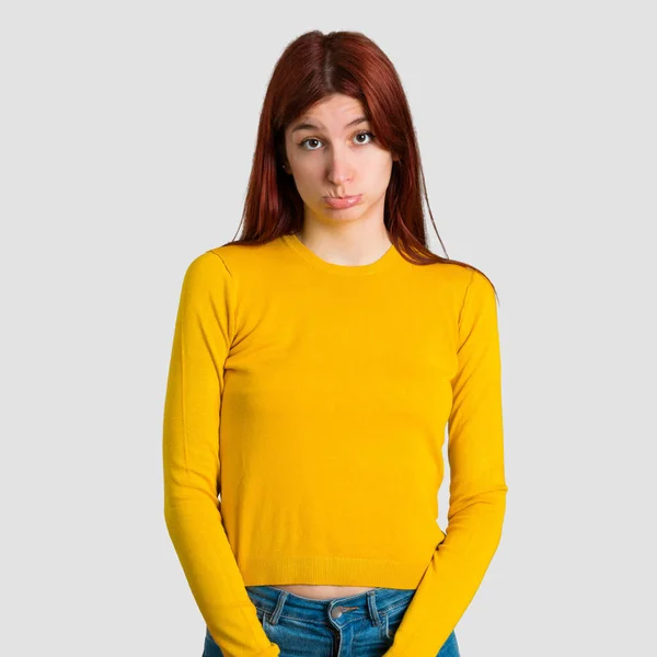 Menina Ruiva Jovem Com Suéter Amarelo Com Expressão Triste Deprimida — Fotografia de Stock