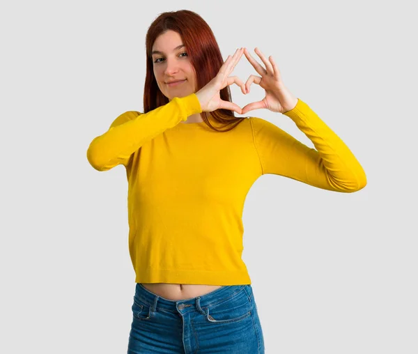 Giovane Ragazza Rossa Con Maglione Giallo Che Simbolo Del Cuore — Foto Stock