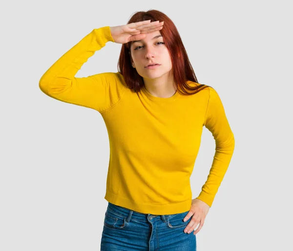 Menina Ruiva Jovem Com Suéter Amarelo Olhando Para Longe Com — Fotografia de Stock