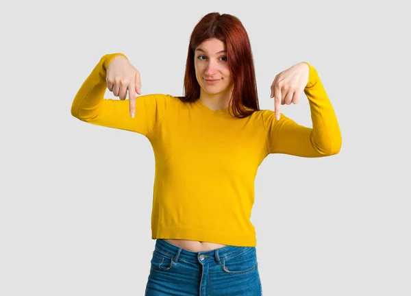Young Redhead Girl Yellow Sweater Pointing Fingers Grey Background — Stock Photo, Image